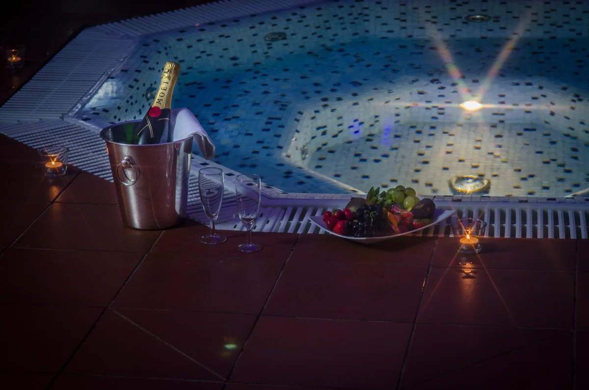 Bylinná koupel, sauna, wellness i čtyřchodová večeře s vínem pro 2 osoby