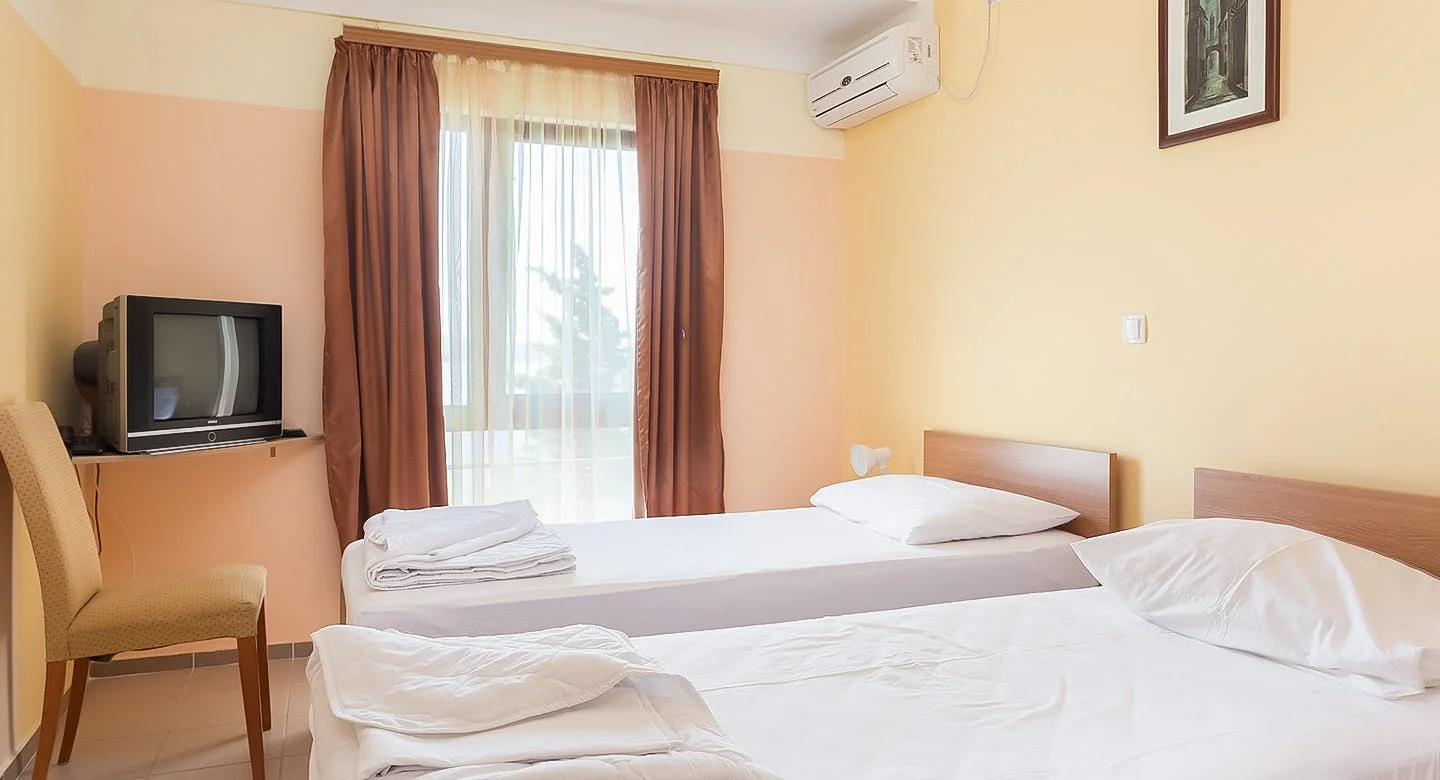 Chorvatsko: oblíbený hotel s bazénem hned u pláže, plná penze a spousta vyžití po celý den, 2 děti zdarma