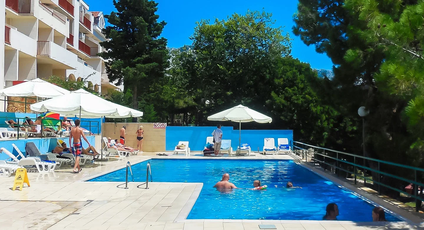 Chorvatsko: oblíbený hotel s bazénem hned u pláže, plná penze a spousta vyžití po celý den, 2 děti zdarma