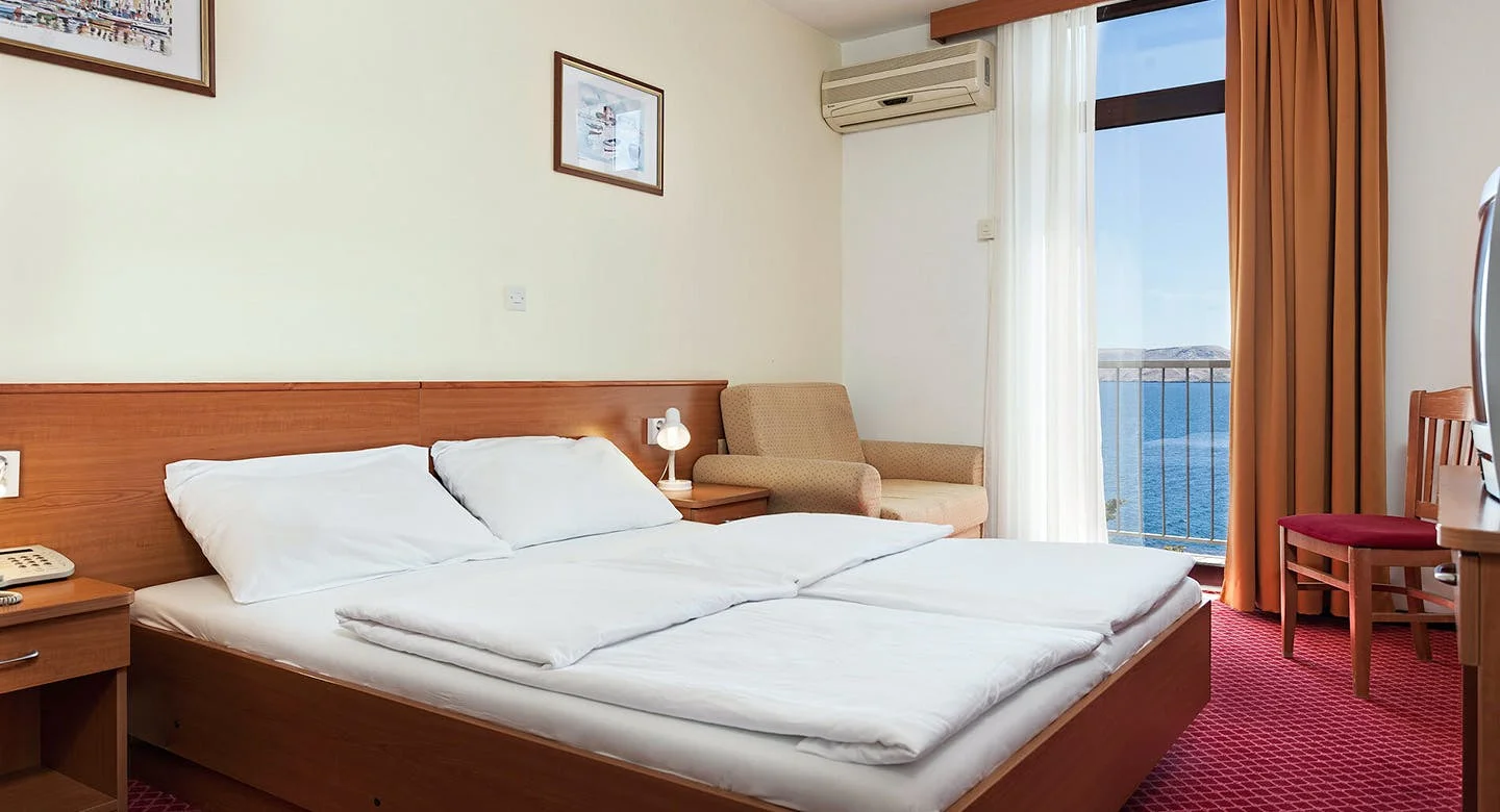 Chorvatsko: oblíbený hotel s bazénem hned u pláže, plná penze a spousta vyžití po celý den, 2 děti zdarma