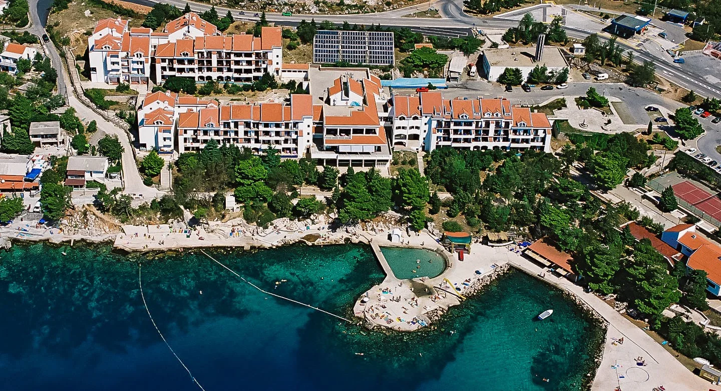 Chorvatsko: oblíbený hotel s bazénem hned u pláže, plná penze a spousta vyžití po celý den, 2 děti zdarma