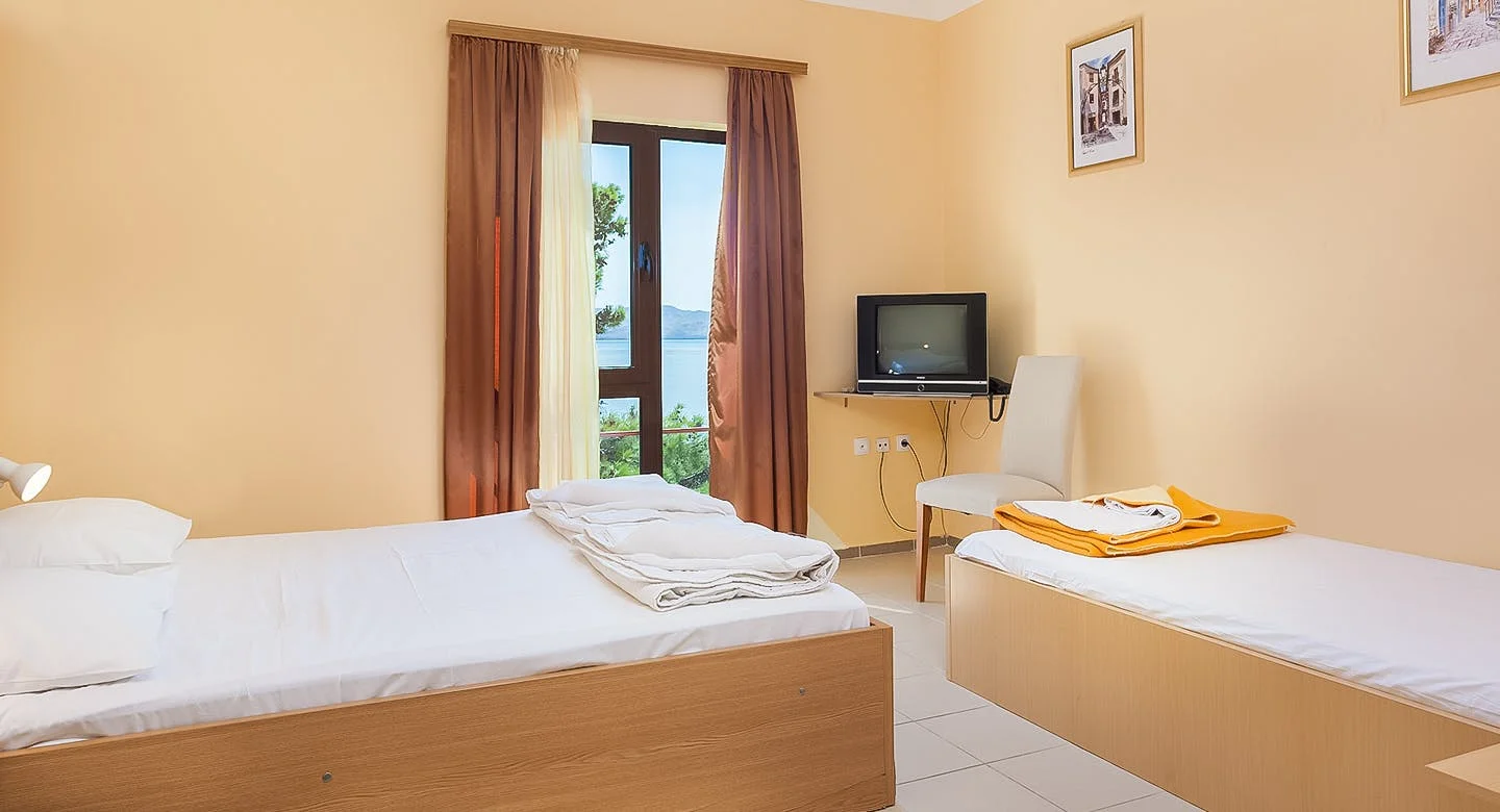 Chorvatsko: oblíbený hotel s bazénem hned u pláže, plná penze a spousta vyžití po celý den, 2 děti zdarma