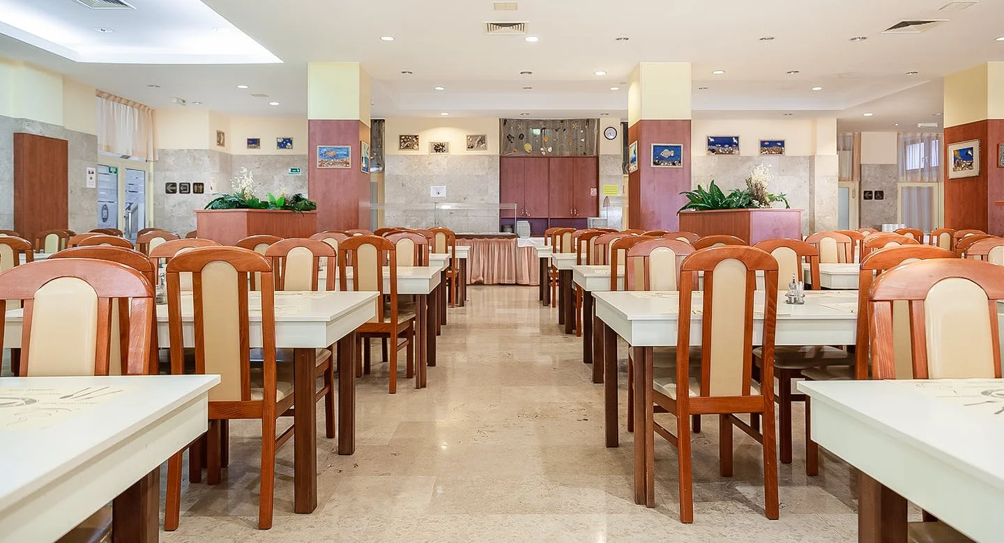 Chorvatsko: oblíbený hotel s bazénem hned u pláže, plná penze a spousta vyžití po celý den, 2 děti zdarma