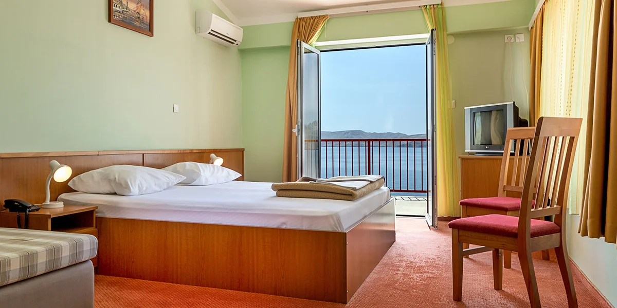 Chorvatsko: oblíbený hotel s bazénem hned u pláže, plná penze a spousta vyžití po celý den, 2 děti zdarma