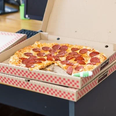 1 nebo 2 křupavé pizzy podle výběru z 8 druhů: možnost i rozvozu