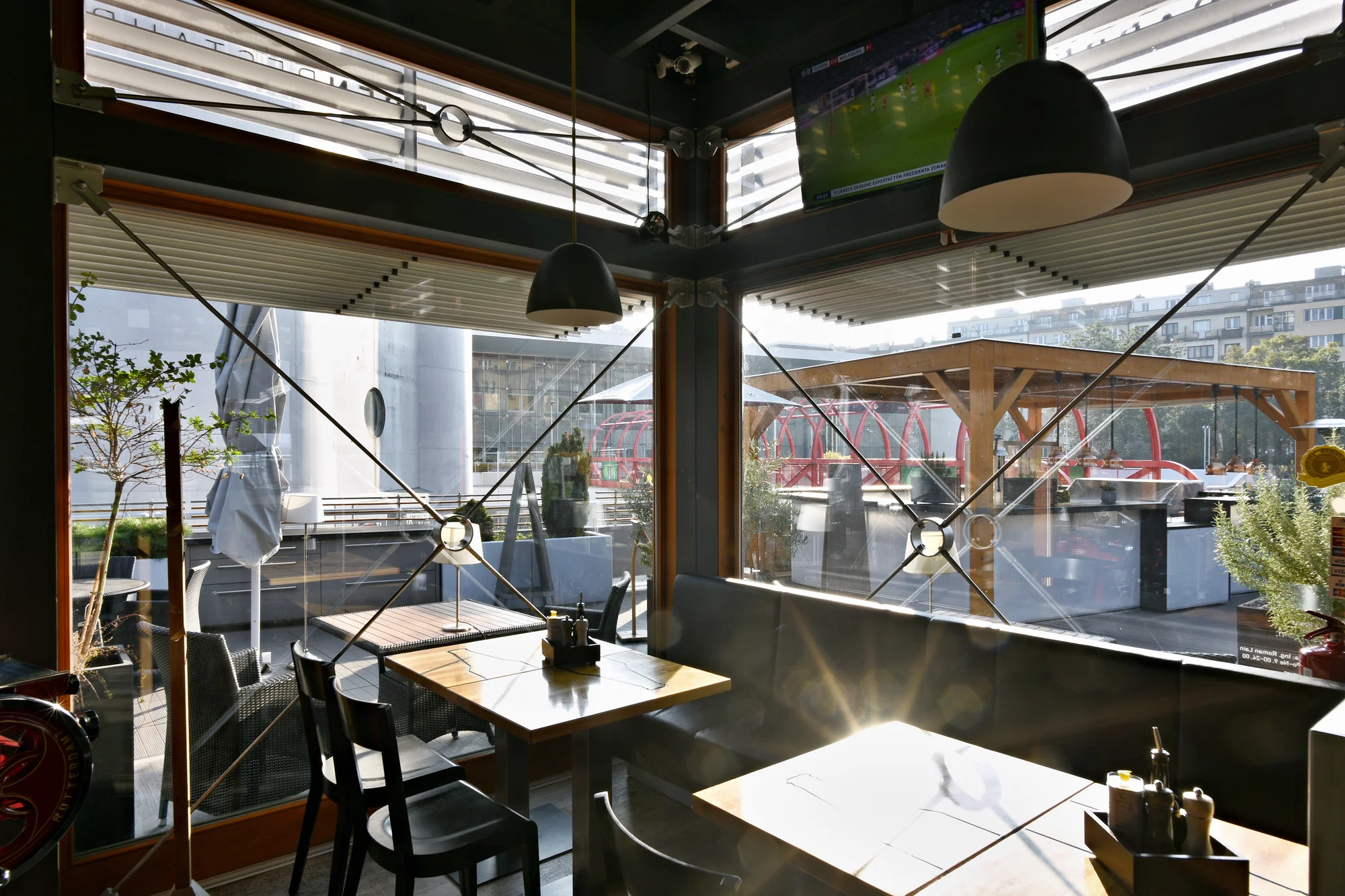 Vstup na Žižkovskou věž a pizza podle výběru v restauraci Miminoo