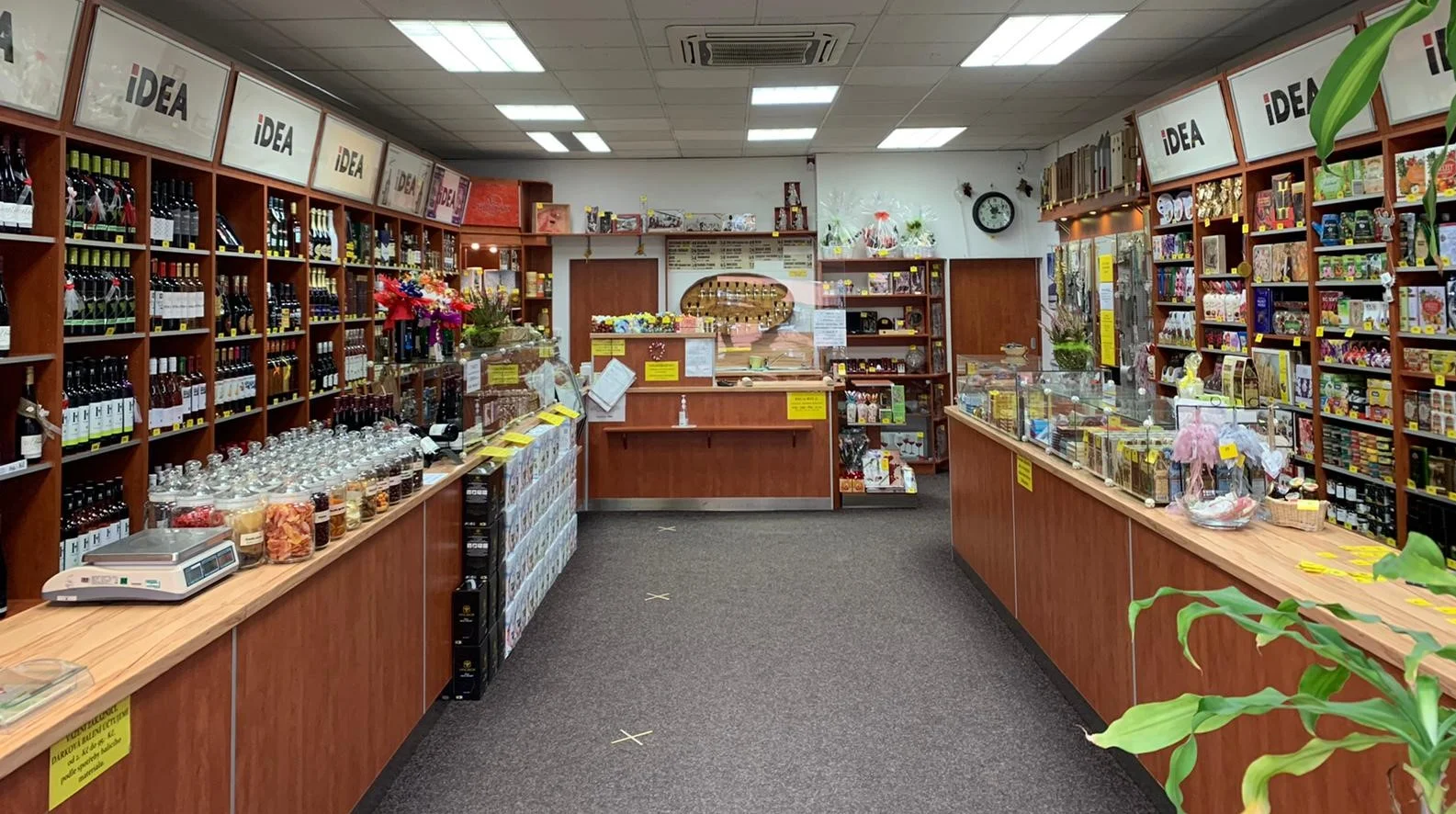 Balíčky pro gurmány: přívlastkové víno, čokoláda, paštika a ořechy nebo olivy