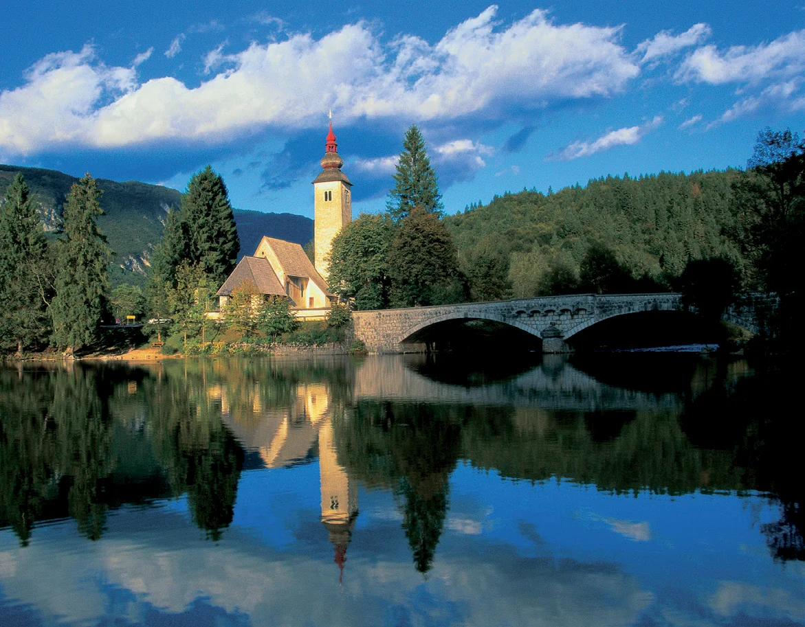 Pobyt ve slovinských Alpách u jezera Bohinj: bazén, strava a lyžování