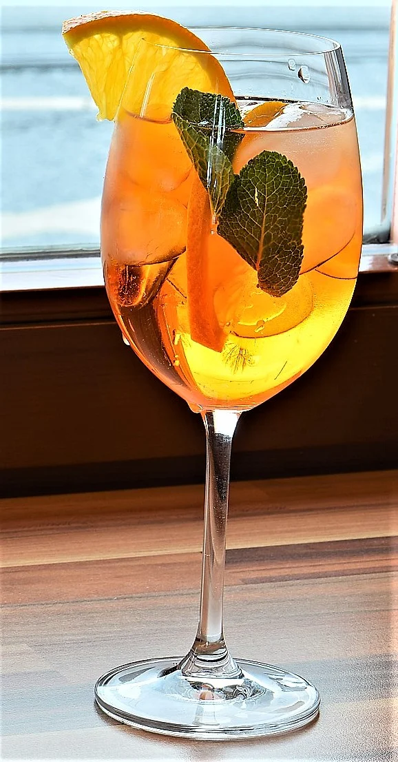 Jeden či dva míchané drinky dle výběru: Gin & Tonic, Aperol Spritz, Hugo Spritz, Limoncello i Mojito