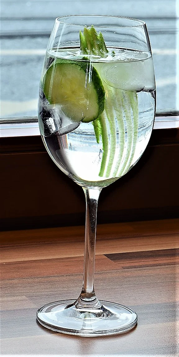 Jeden či dva míchané drinky dle výběru: Gin & Tonic, Aperol Spritz, Hugo Spritz, Limoncello i Mojito