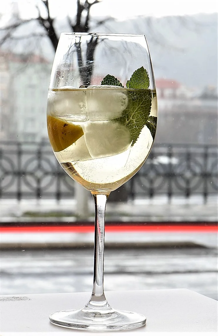 Jeden či dva míchané drinky dle výběru: Gin & Tonic, Aperol Spritz, Hugo Spritz, Limoncello i Mojito