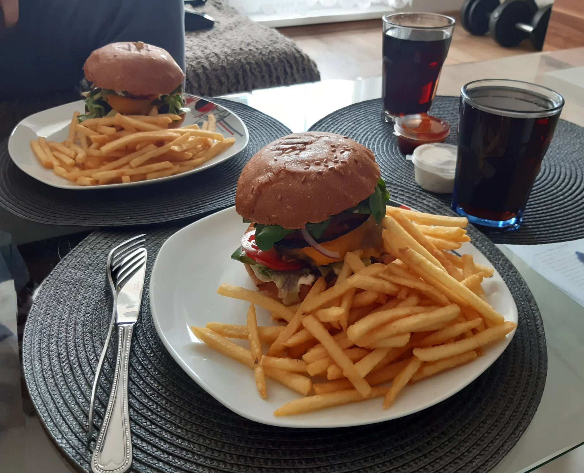 Burger menu: 100% hovězí z českého chovu, americká BBQ omáčka, hranolky i nápoj, 2 pobočky