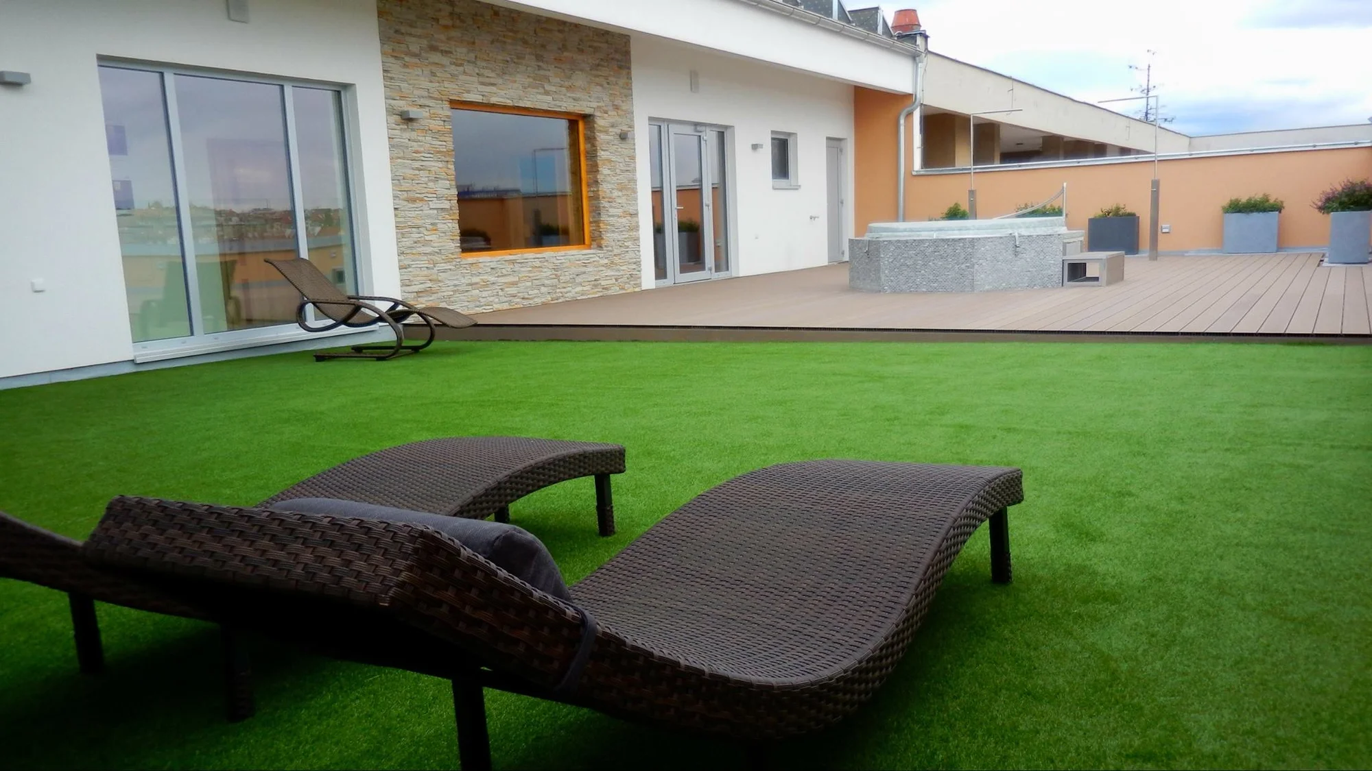 Sami nebo v páru či s rodinou do Brna: hotel se střešním wellness, snídaně i večeře