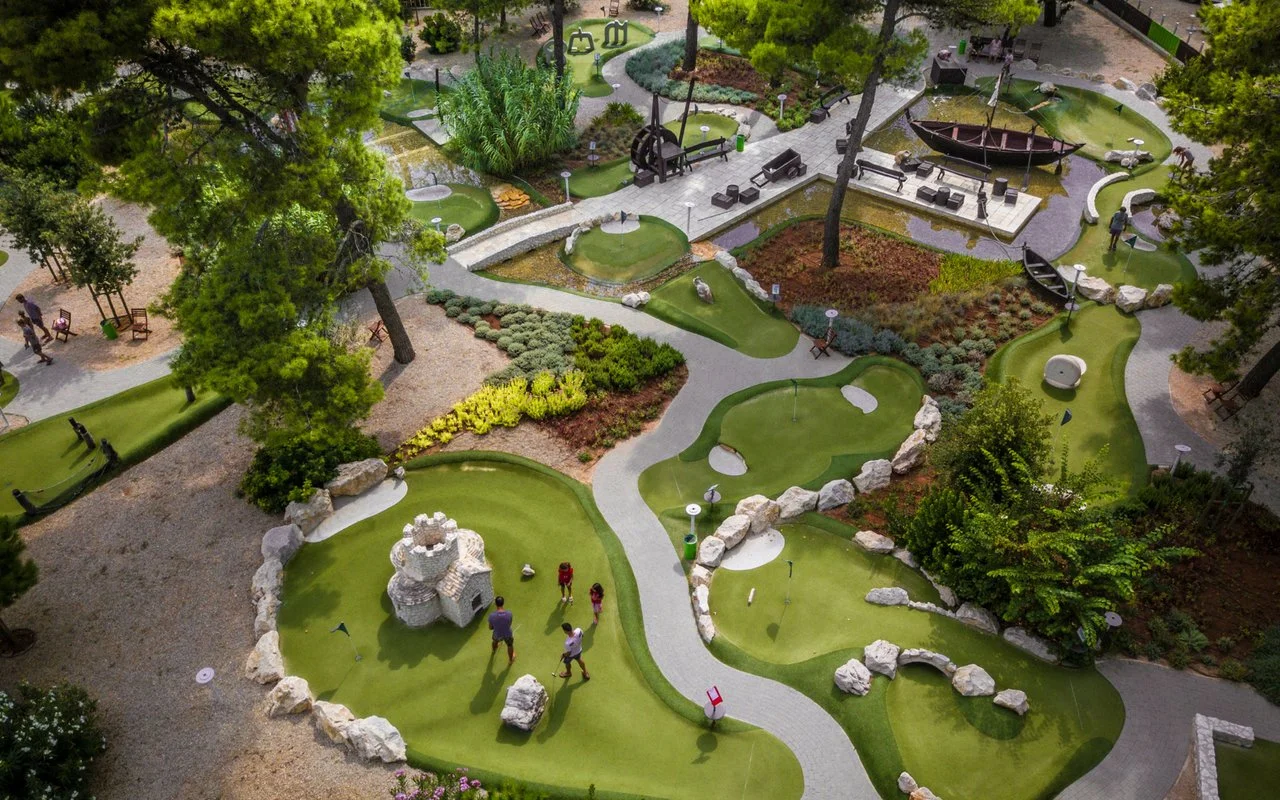 Resort v chorvatském Zatonu: mobilhome až pro 7 os., 400 m na pláž, bazény a zábava, možnost polopenze