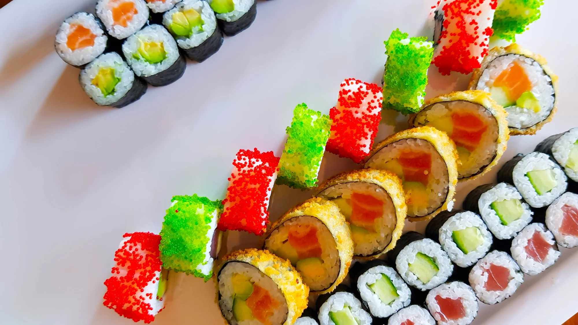 Set 46 či 101 ks sushi ze Stodolní: losos, tuňák, avokádo i rolky v tempuře