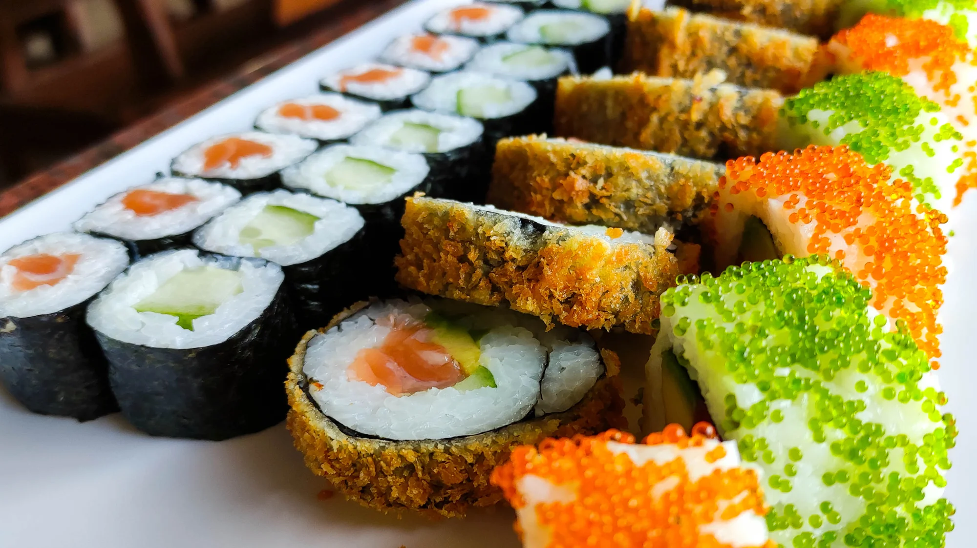 Zajděte na obří sushi sety: 72 nebo 101 rolovaných kousků pro rodinu i partu přátel