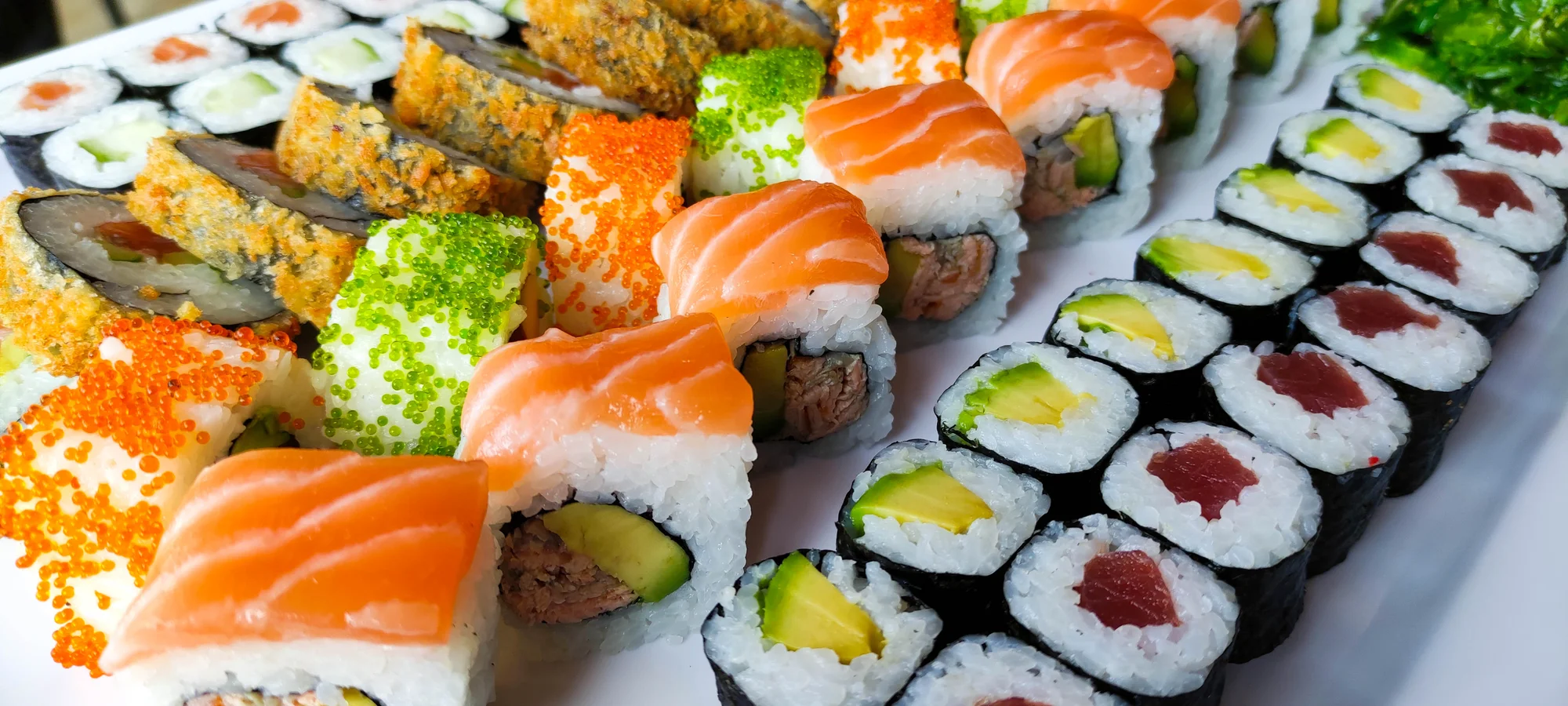 Zajděte na obří sushi sety: 72 nebo 101 rolovaných kousků pro rodinu i partu přátel