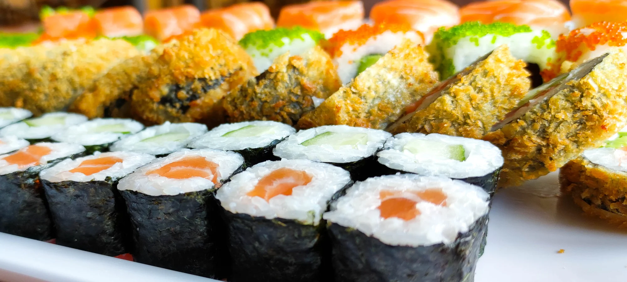 Zajděte na obří sushi sety: 72 nebo 101 rolovaných kousků pro rodinu i partu přátel