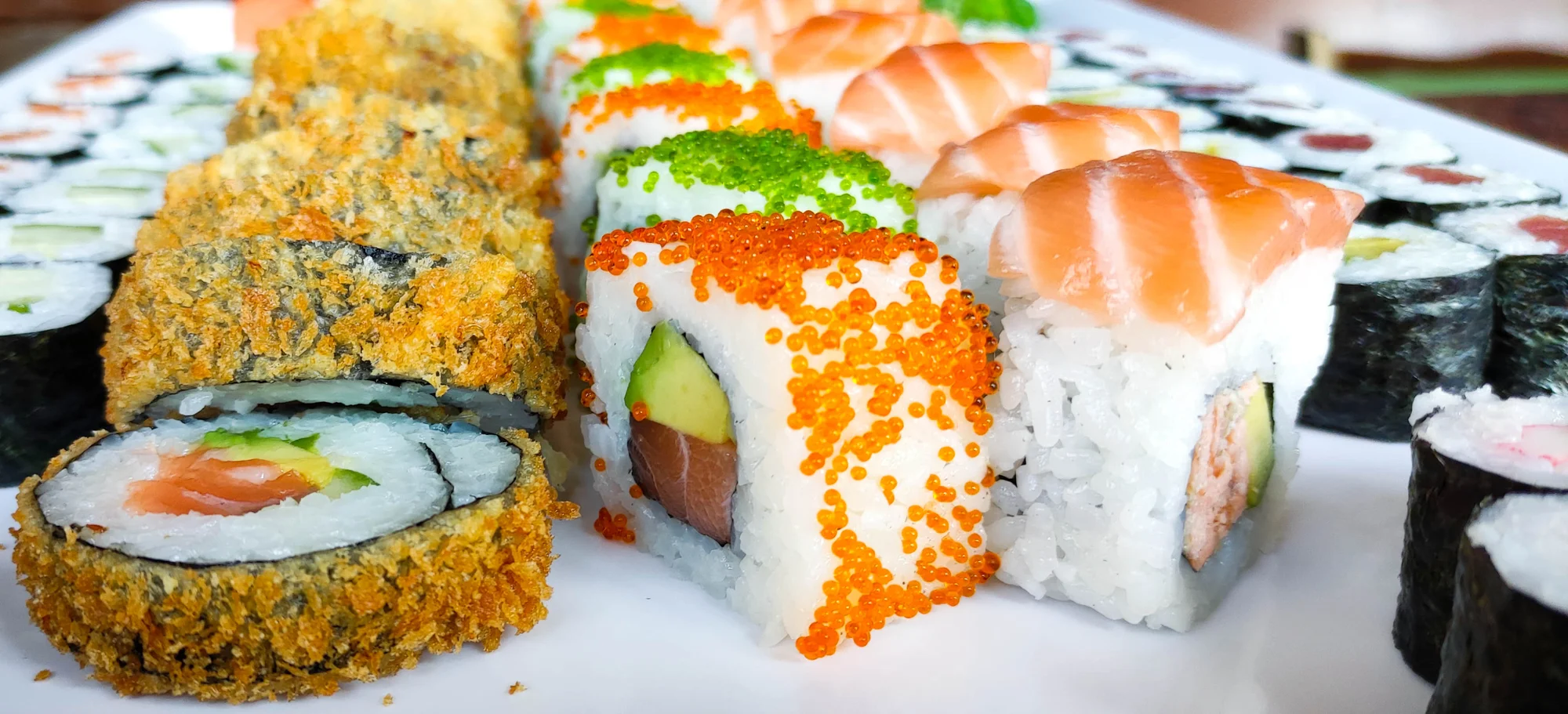 Zajděte na obří sushi sety: 72 nebo 101 rolovaných kousků pro rodinu i partu přátel