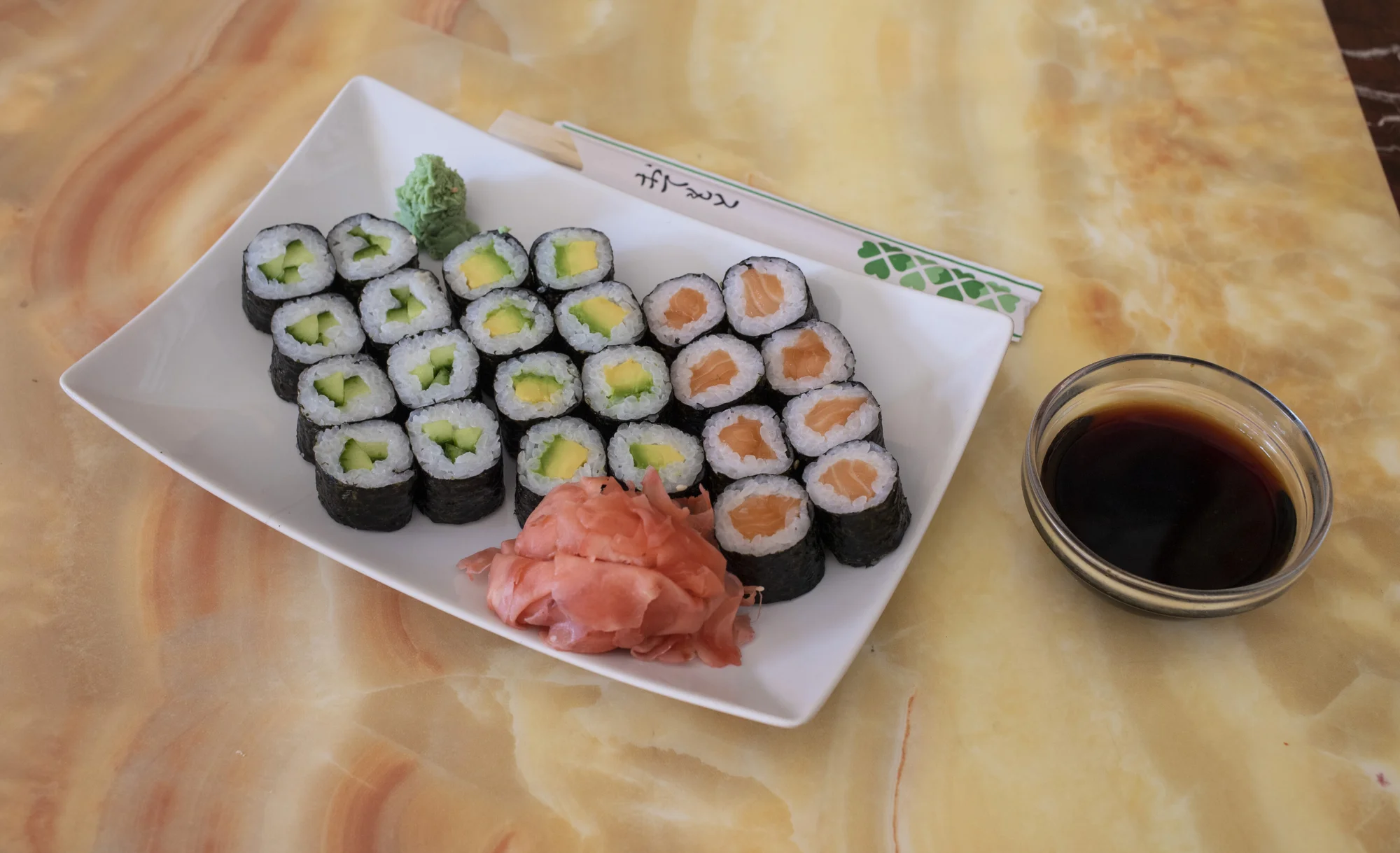 Nabité sushi sety s lososem, tuňákem i smaženou krevetou: 18 až 52 rolek