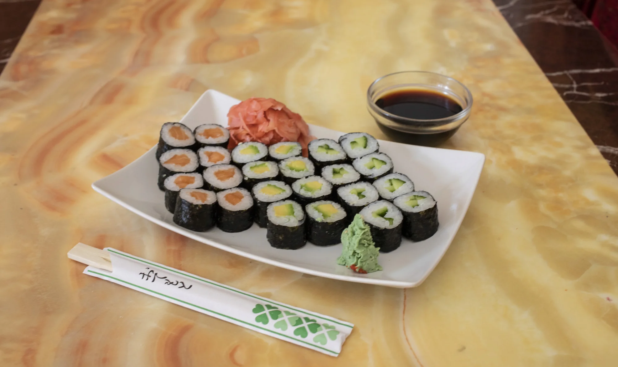 Nabité sushi sety s lososem, tuňákem i smaženou krevetou: 18 až 52 rolek