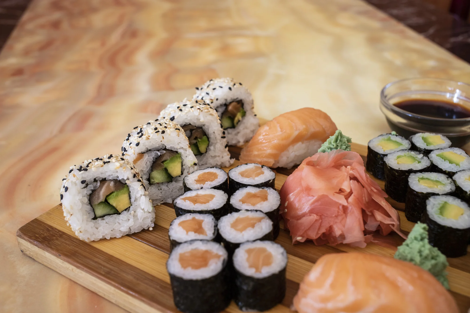 Nabité sushi sety s lososem, tuňákem i smaženou krevetou: 18 až 52 rolek