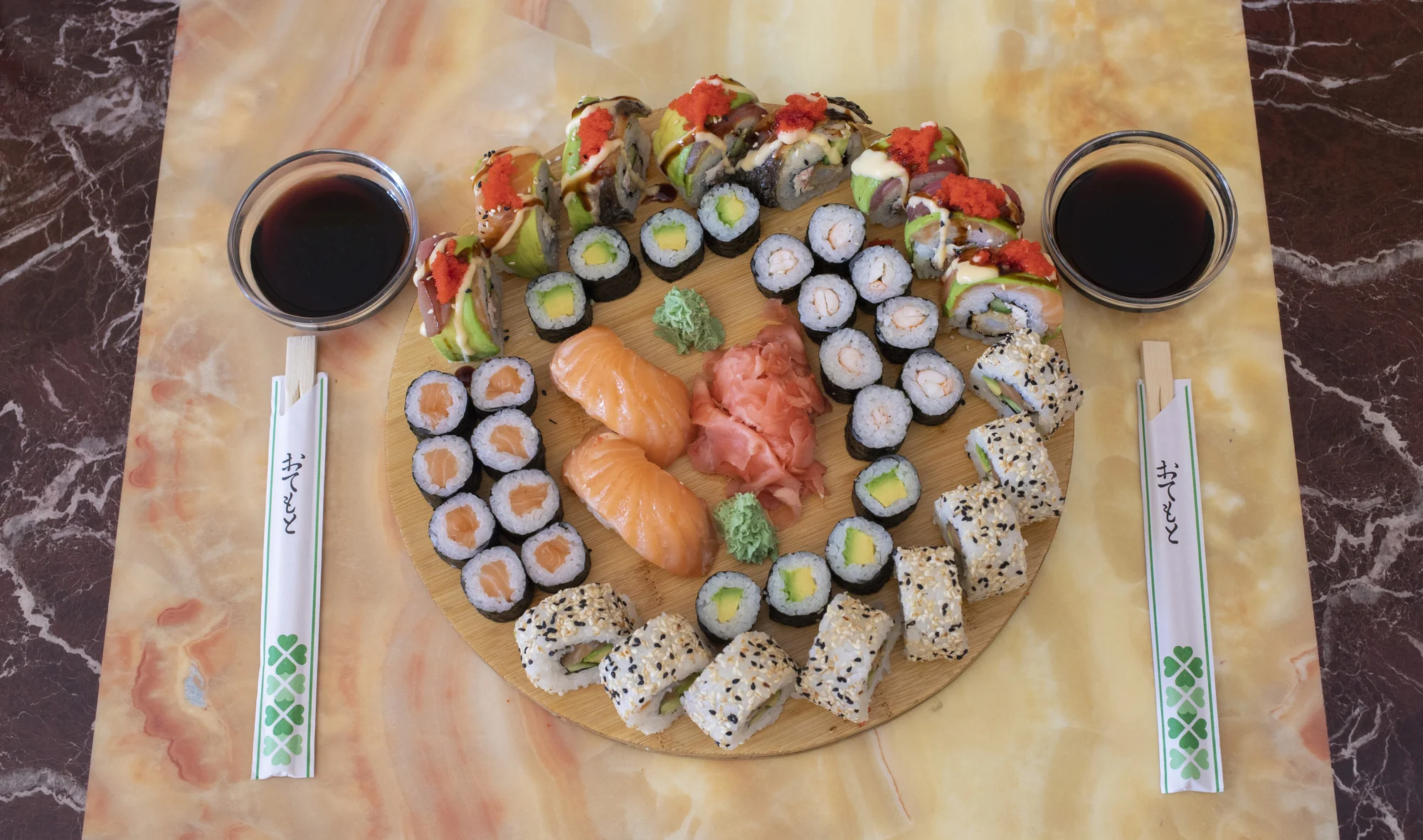 Nabité sushi sety s lososem, tuňákem i smaženou krevetou: 18 až 52 rolek