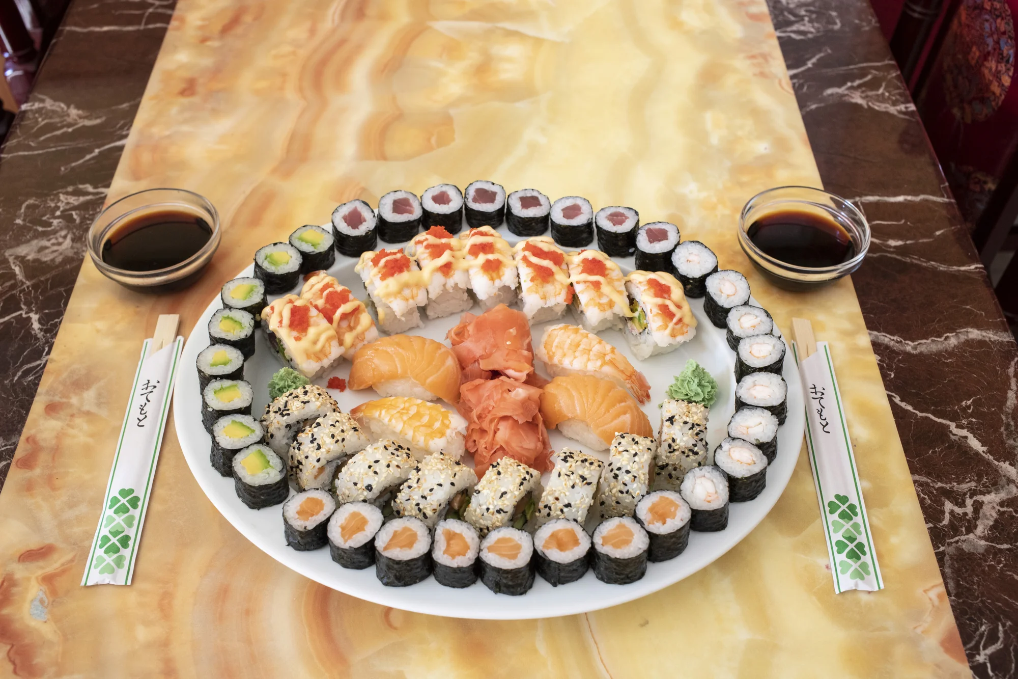 Nabité sushi sety s lososem, tuňákem i smaženou krevetou: 18 až 52 rolek