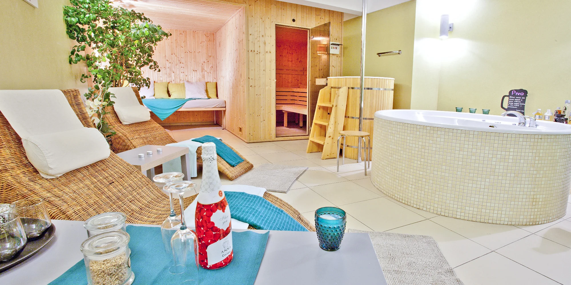 Až 110 min. báječného odpočinku v privátním wellness: vířivá vana, sauna, pivo i víno