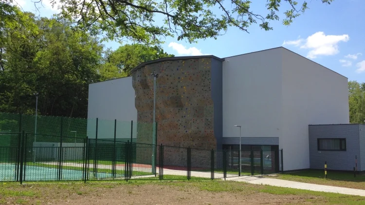 Vstup na venkovní lezeckou stěnu včetně zapůjčení vybavení i permanentky