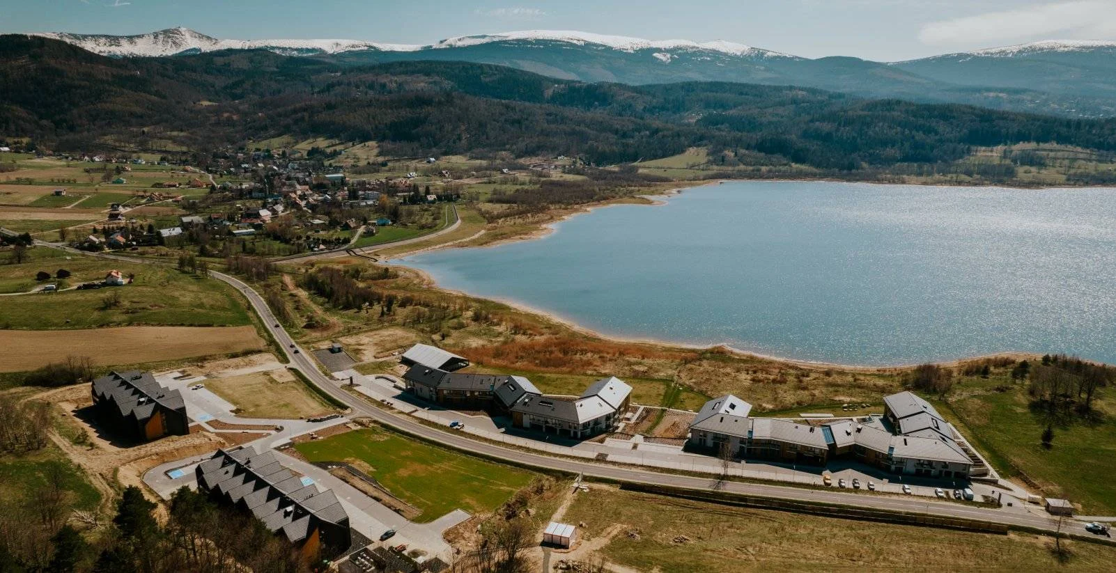 Pobyt v polských Krkonoších: apartmány u jezera Sosnówka, snídaně či polopenze a wellness