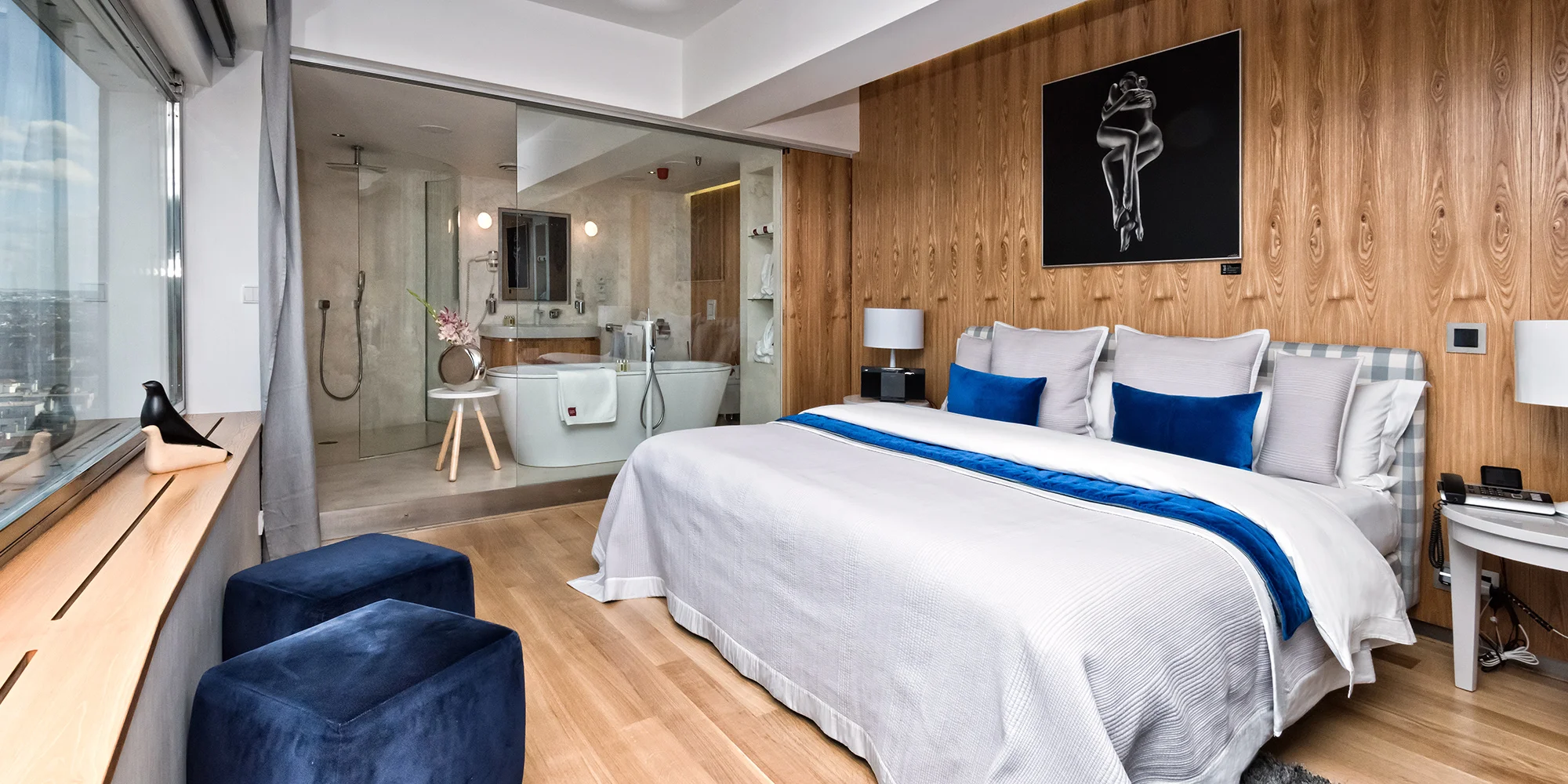 Romantika s výhledem na Prahu: pobyt v unikátním hotelu v Žižkovské věži se snídaní a vínem
