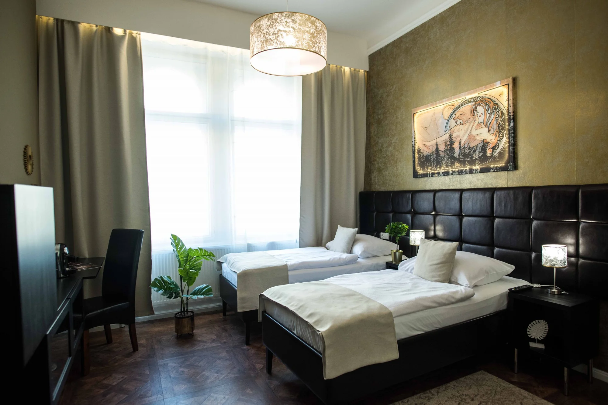 S láskou do Prahy: 4* hotel v centru, snídaně, romantický večer na lodi