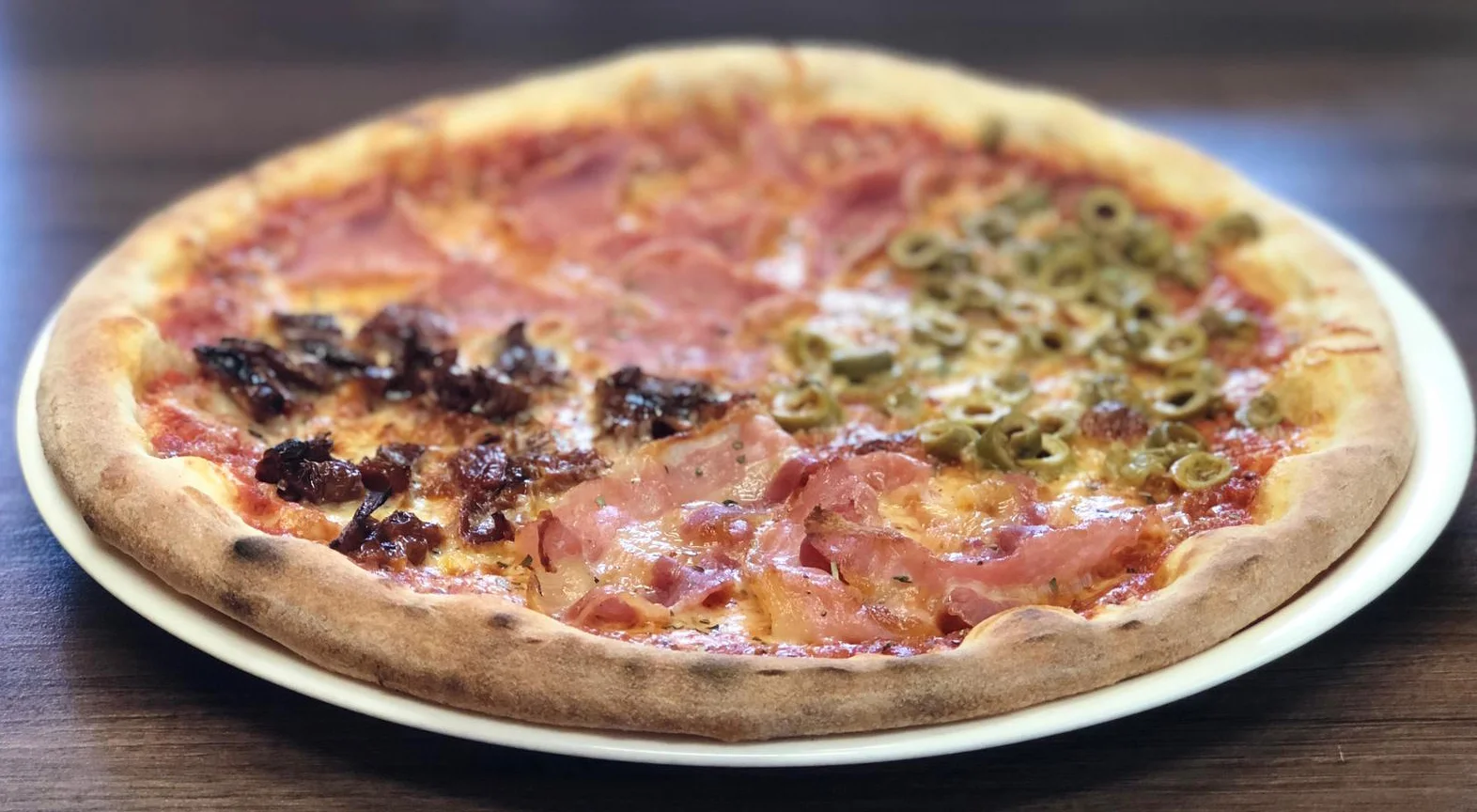 Dvě nebo tři pizzy podle výběru s rozvozem po vybraných lokalitách Brna