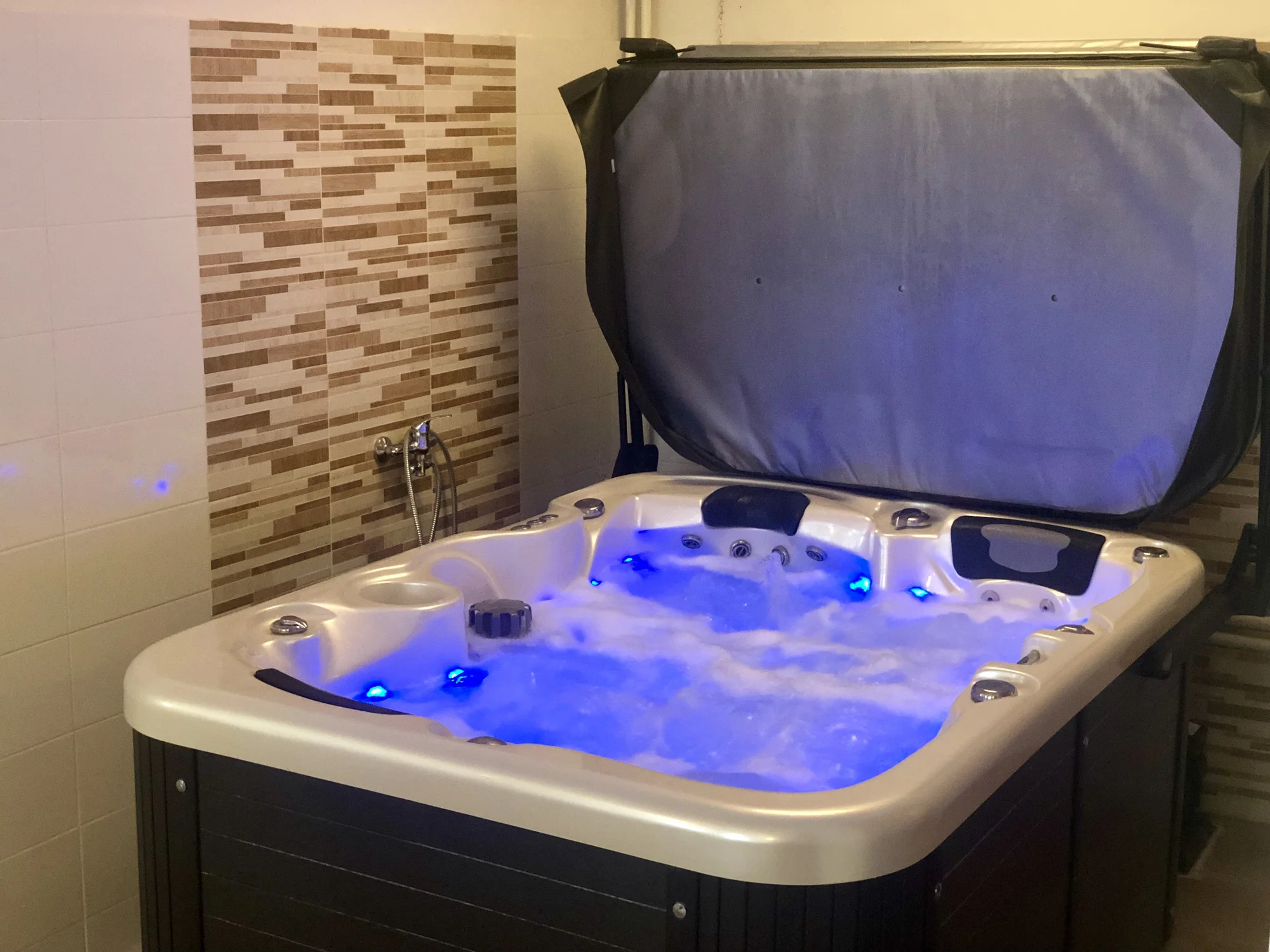 Romantický pobyt v Piešťanech s privátním wellness, snídaní a lahví vína