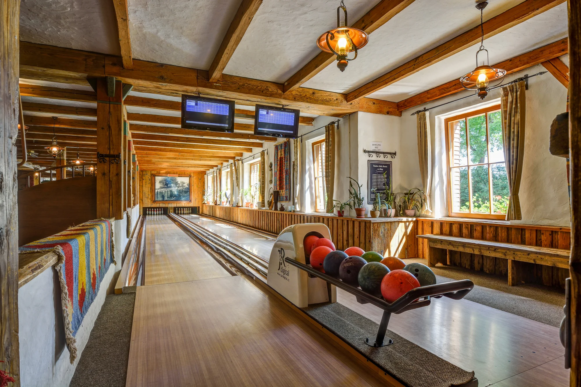 1 nebo 2 hodiny bowlingu na Ranči Kostelany: hra pro celou partu a až kilo řízků k tomu