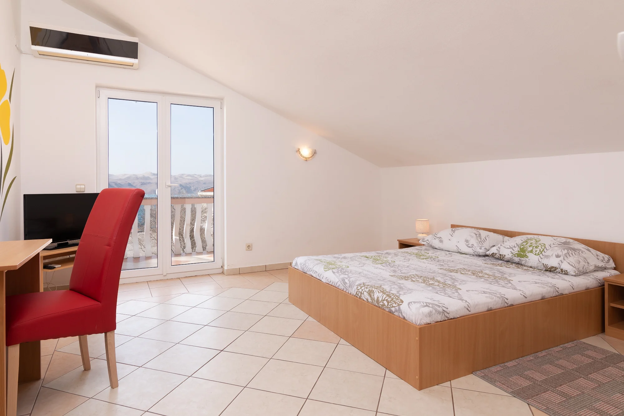 Dovolená v Chorvatsku: apartmány s klimatizací až pro 5 osob, na pláž 400 m, venkovní bazén