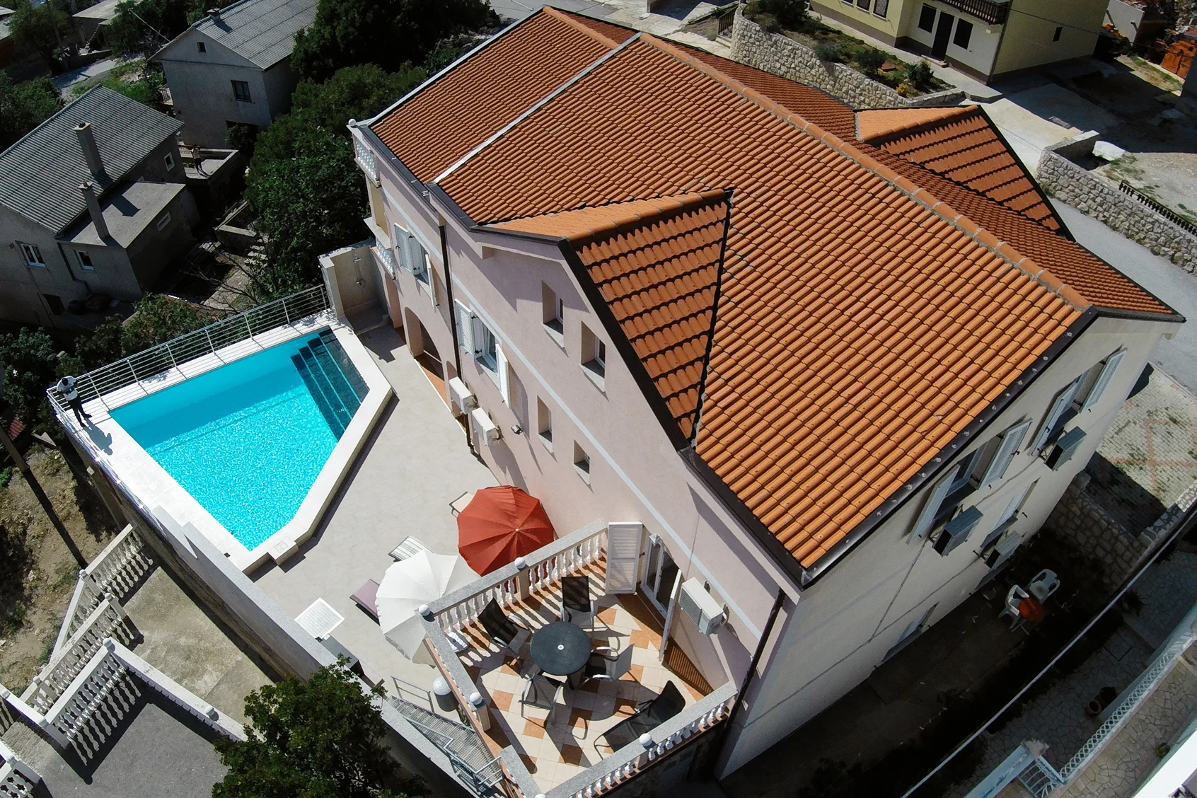 Dovolená v Chorvatsku: apartmány s klimatizací až pro 5 osob, na pláž 400 m, venkovní bazén