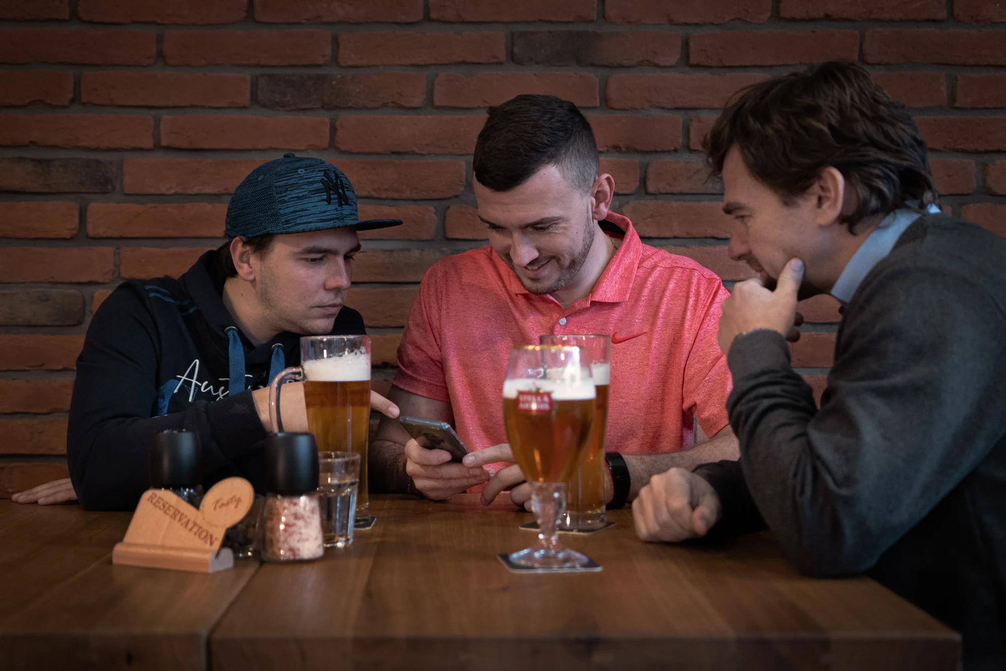 Nezapomenutelný večer s přáteli: Venkovní únikovka Tour de Beer nebo Tour de Wine v Praze!