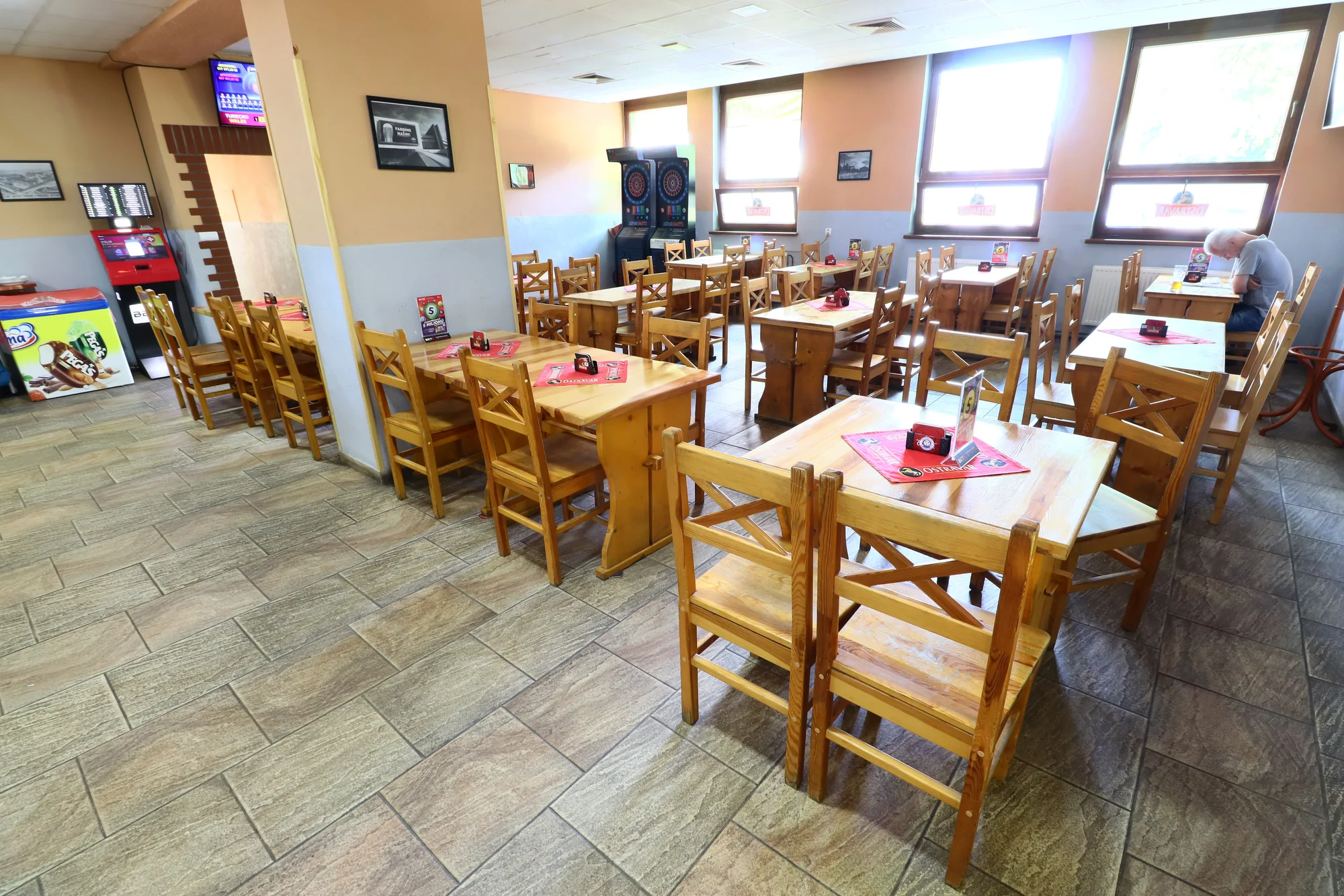 Grilované koleno s chlebem, zeleninou a omáčkami a třeba i se dvěma pivy