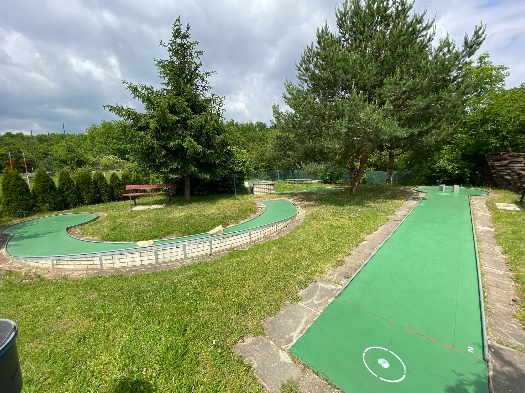 Minigolf o 36 jamkách: zábavná hra pro 2 osoby i rodinu