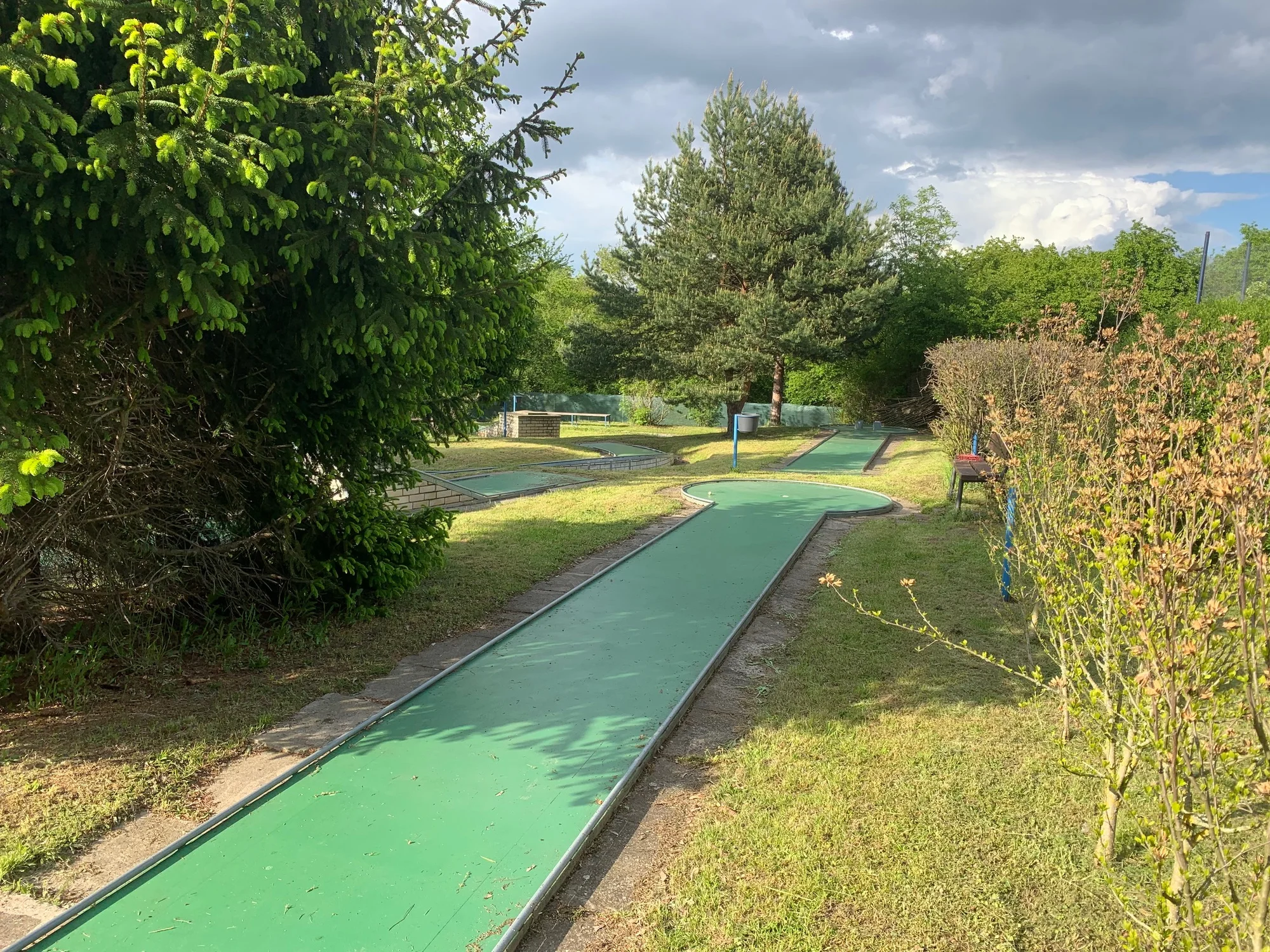 Minigolf o 36 jamkách: zábavná hra pro 2 osoby i rodinu