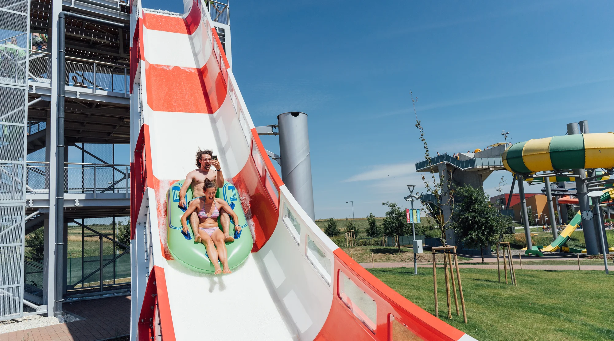 Léto na plné pecky a 100 Kč v kreditech zpět: Aqualand Moravia s vodním hradem a vodní horskou dráhou