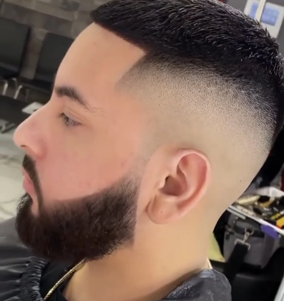 Balíček péče v barber shopu i permanentka: střih vlasů, úprava obočí i vousů