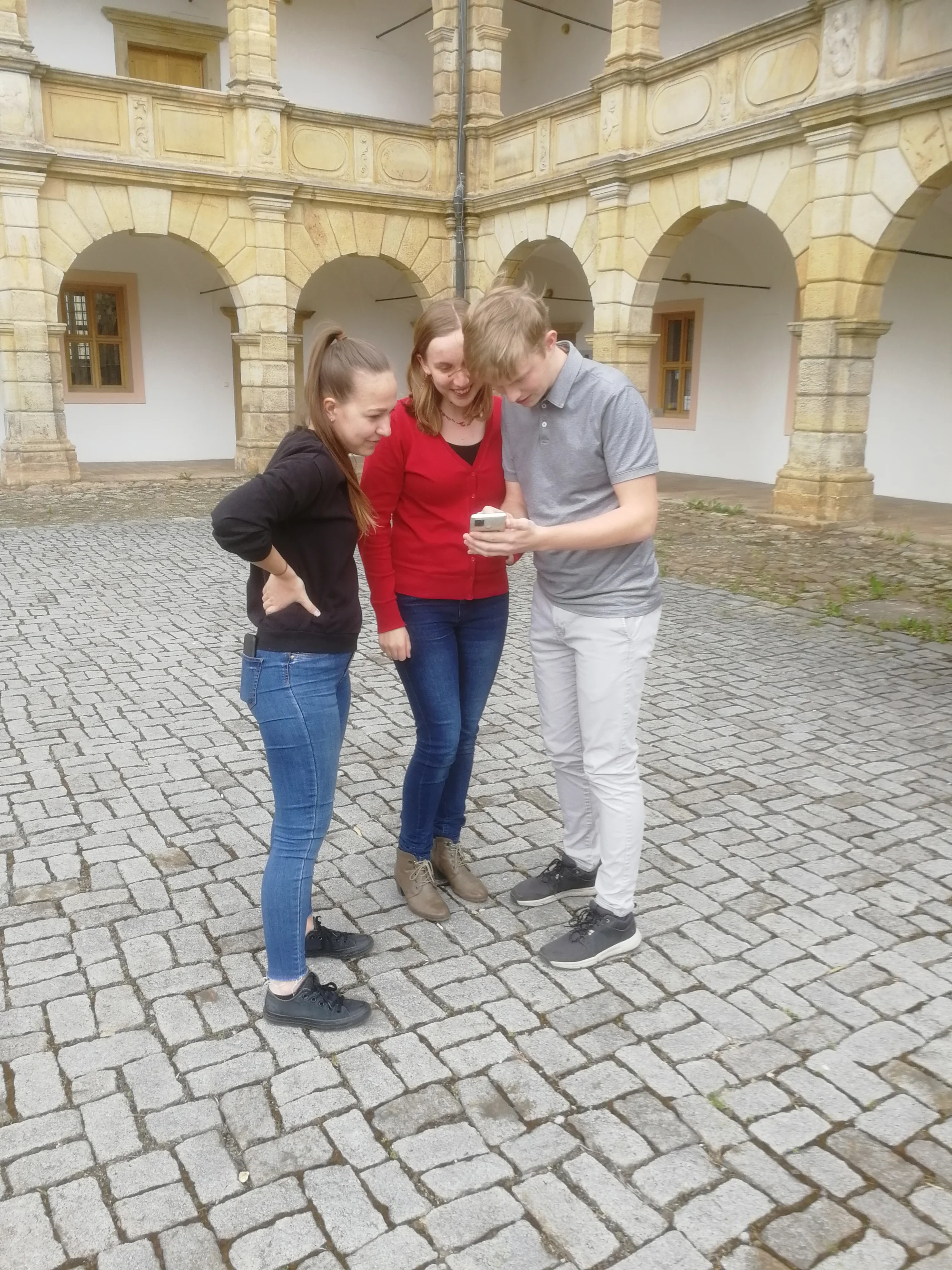Venkovní únikové hry: Objevujte tajemství, řešte hádanky a zažijte dobrodružství!