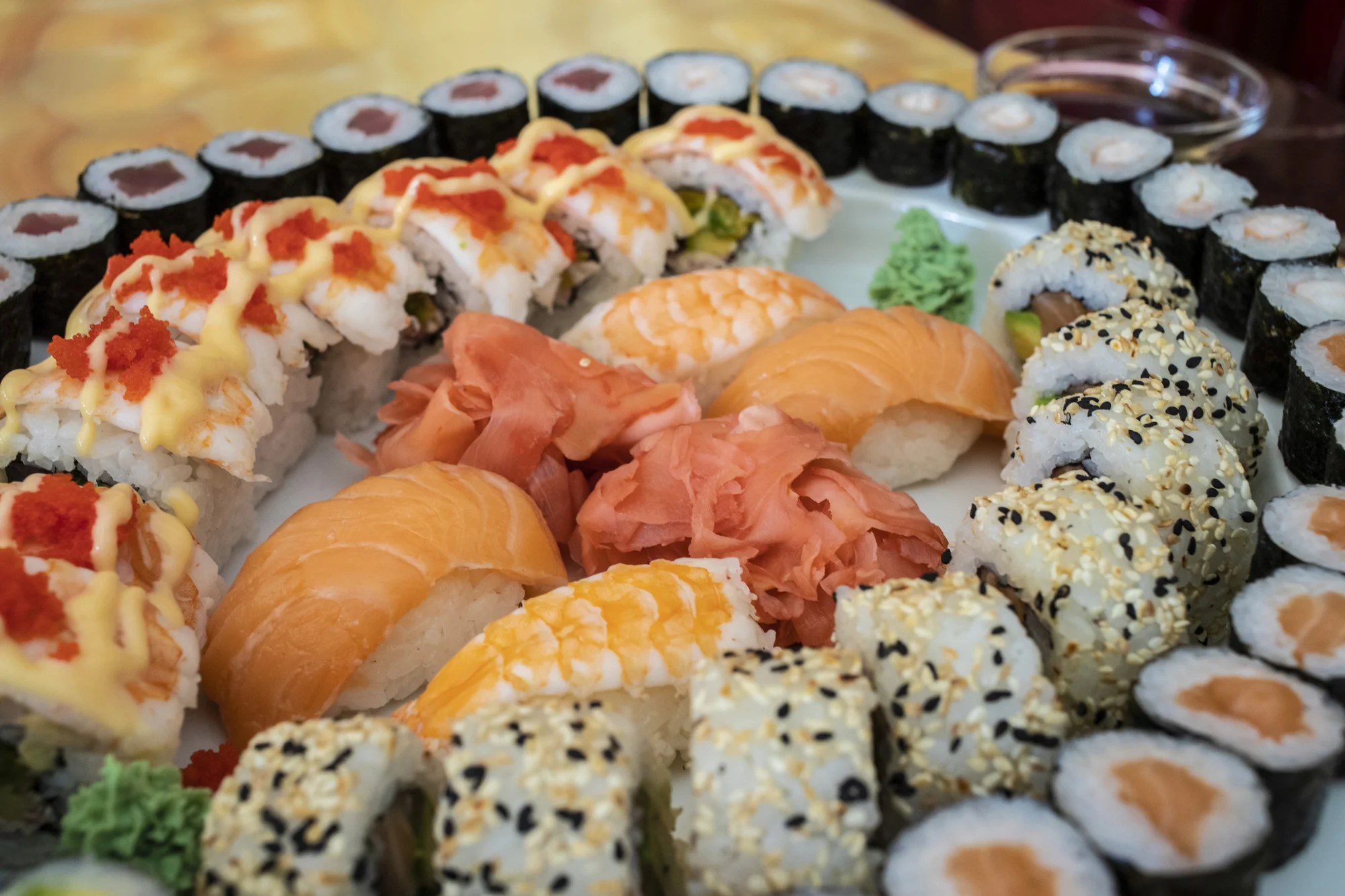 Nabité sushi sety s lososem, tuňákem i smaženou krevetou: 18 až 52 rolek