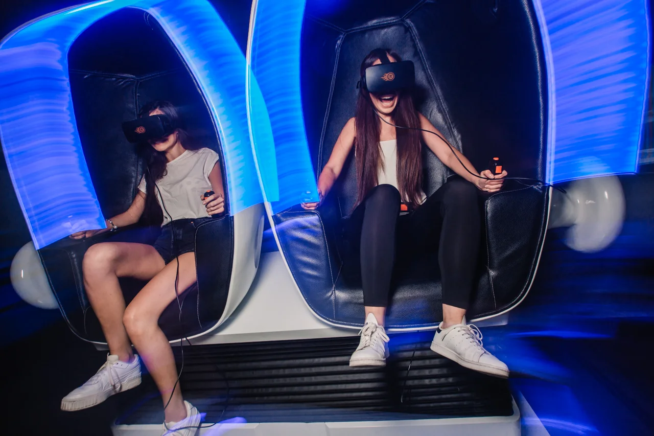 50 - 100 minut zábavy pro 2-4 hráče: virtuální realita, 9D kino, střelecký simulátor a postřehové hry