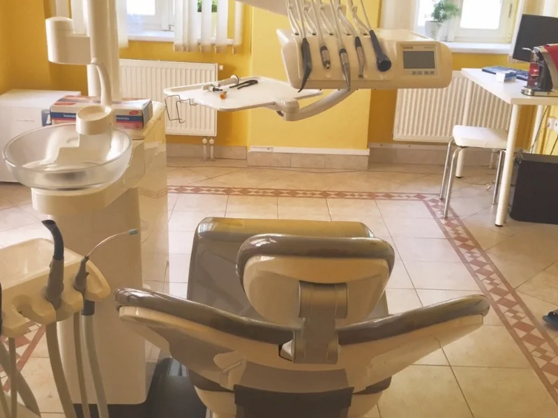 Dejte si spravit zub fotokompozitní plombou z nejkvalitnějšího materiálu