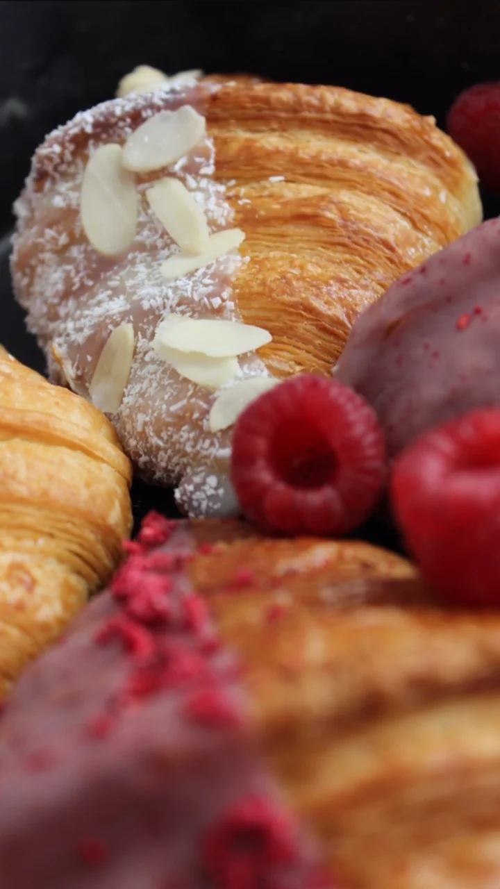 Dobrota ve francouzském stylu: croissant a káva podle výběru pro dva