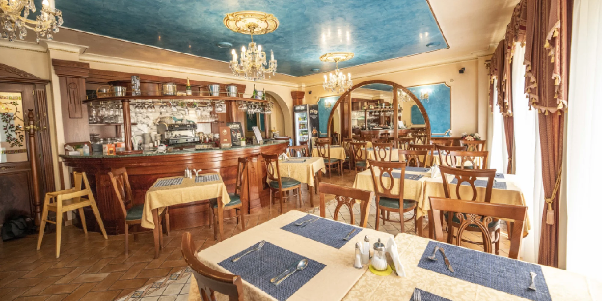 Elegantní hotel na kolonádě ve Varech: snídaně i večeře a vstup do lázní